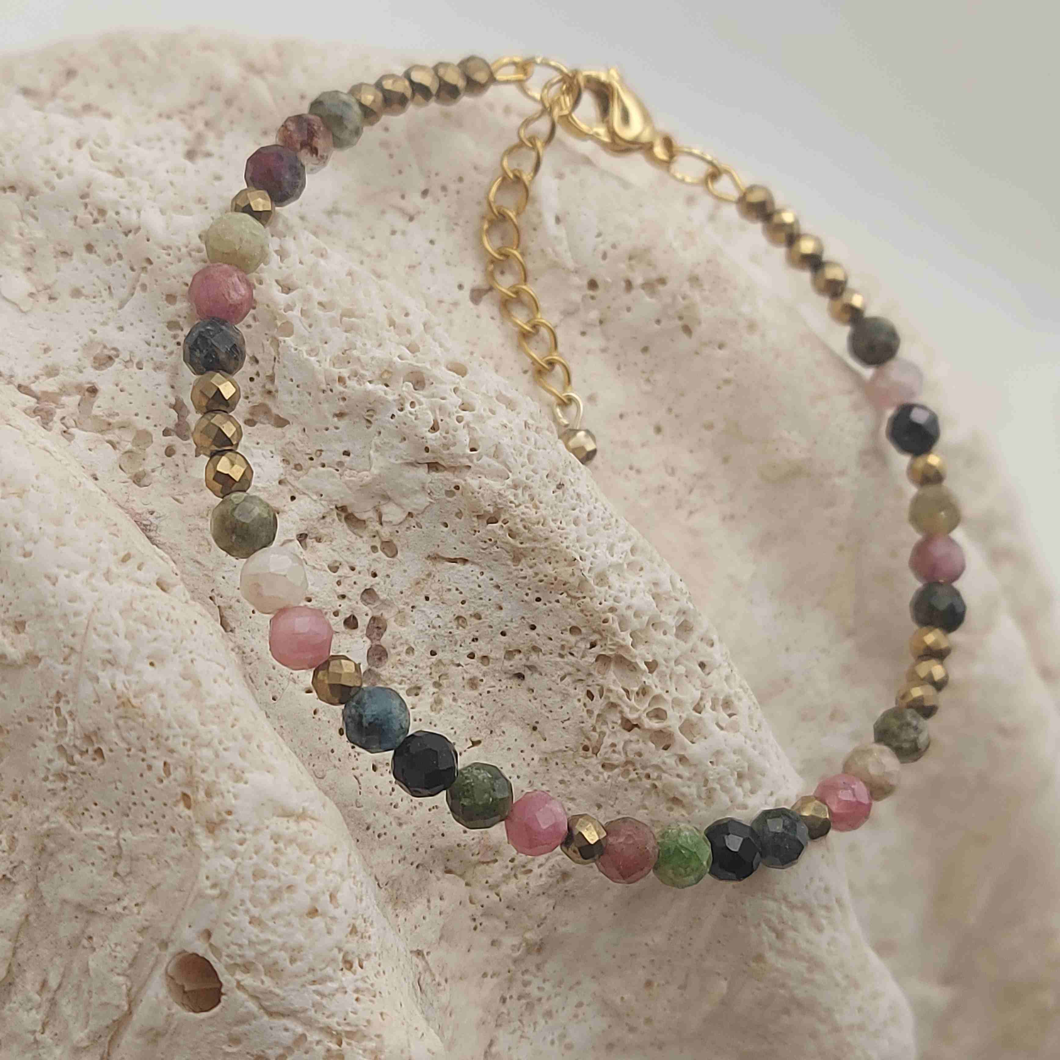 Színes turmalin ásvány karkötő arany színű kristályokkal galéria kép