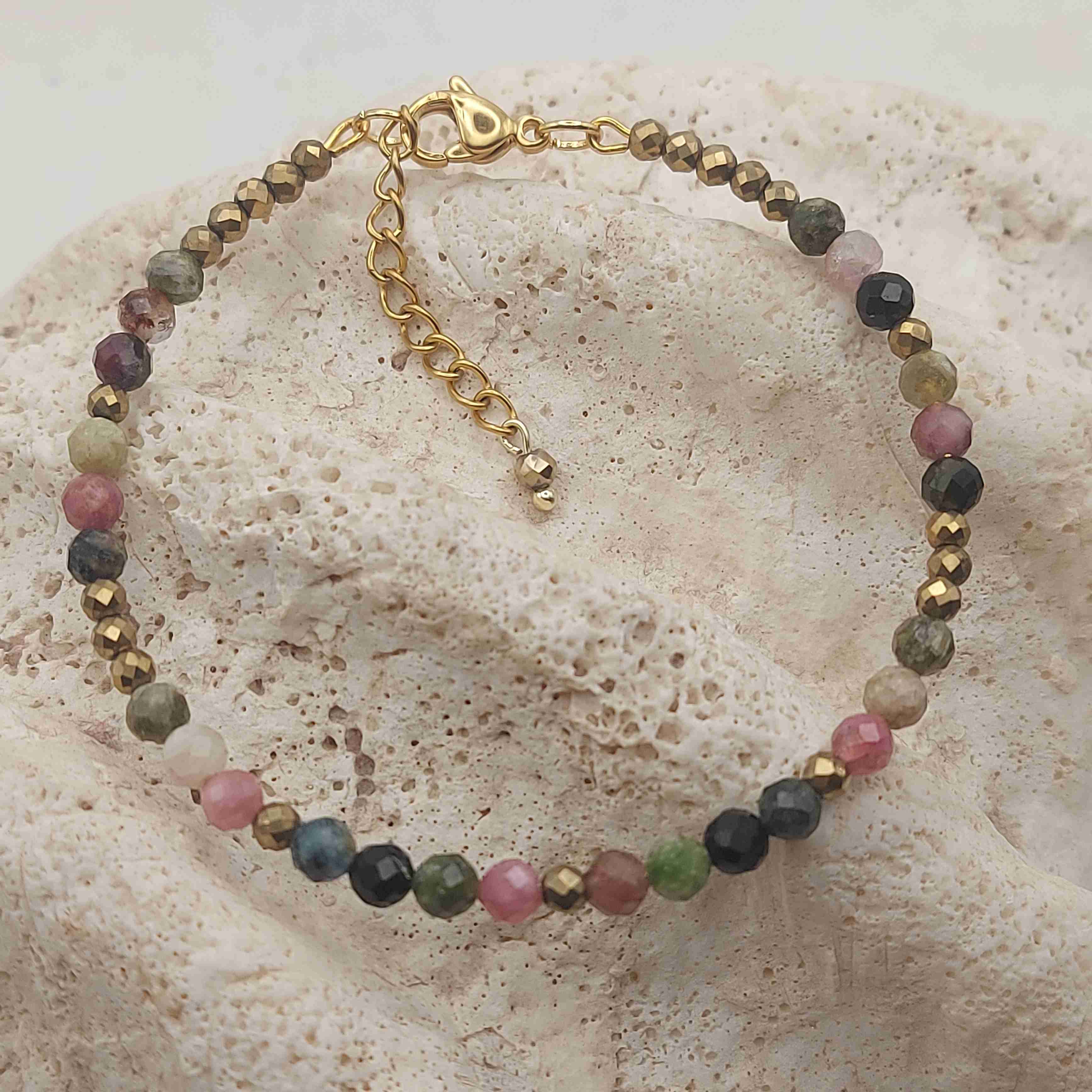 Színes turmalin ásvány karkötő arany színű kristályokkal galéria kép