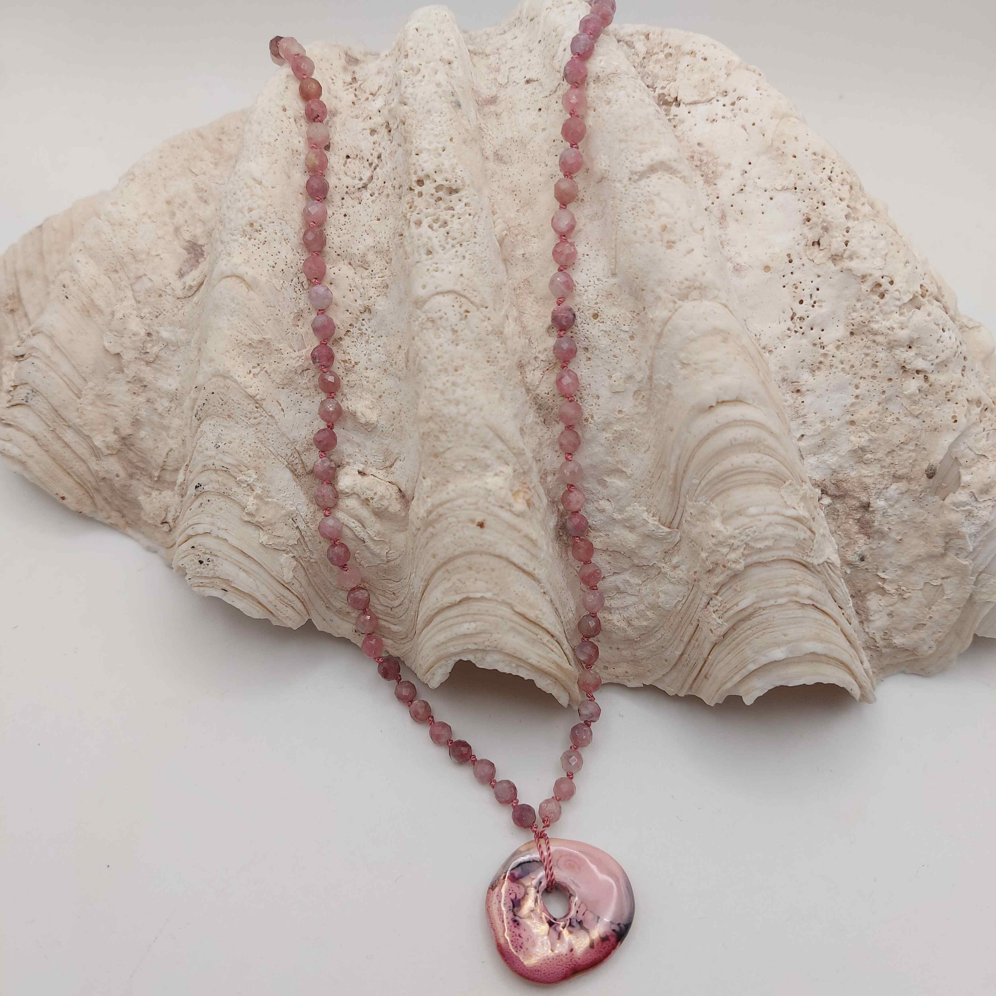 Rózaszín turmalin ásvány nyaklánc kerámia medállal galéria kép
