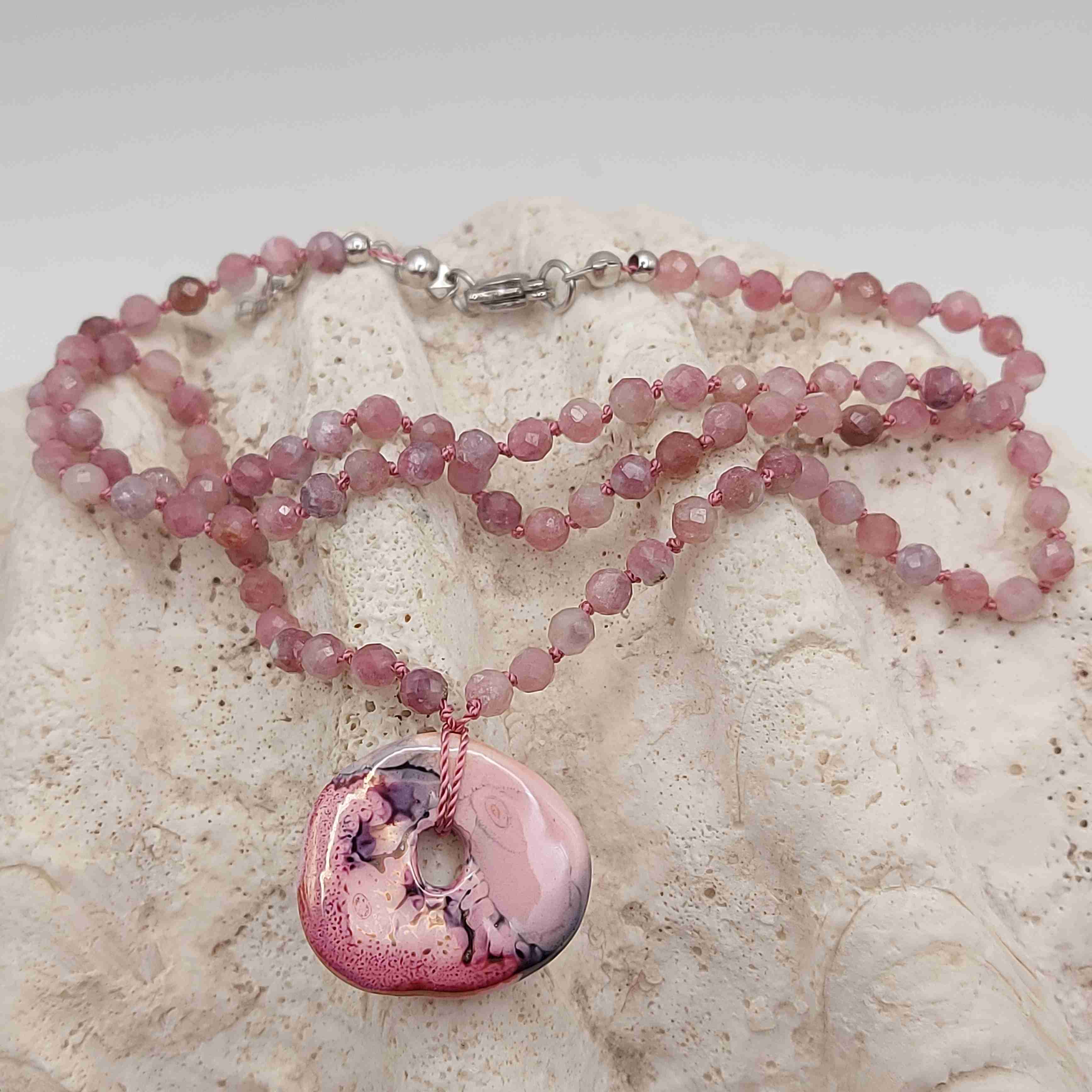 Rózaszín turmalin ásvány nyaklánc kerámia medállal galéria kép