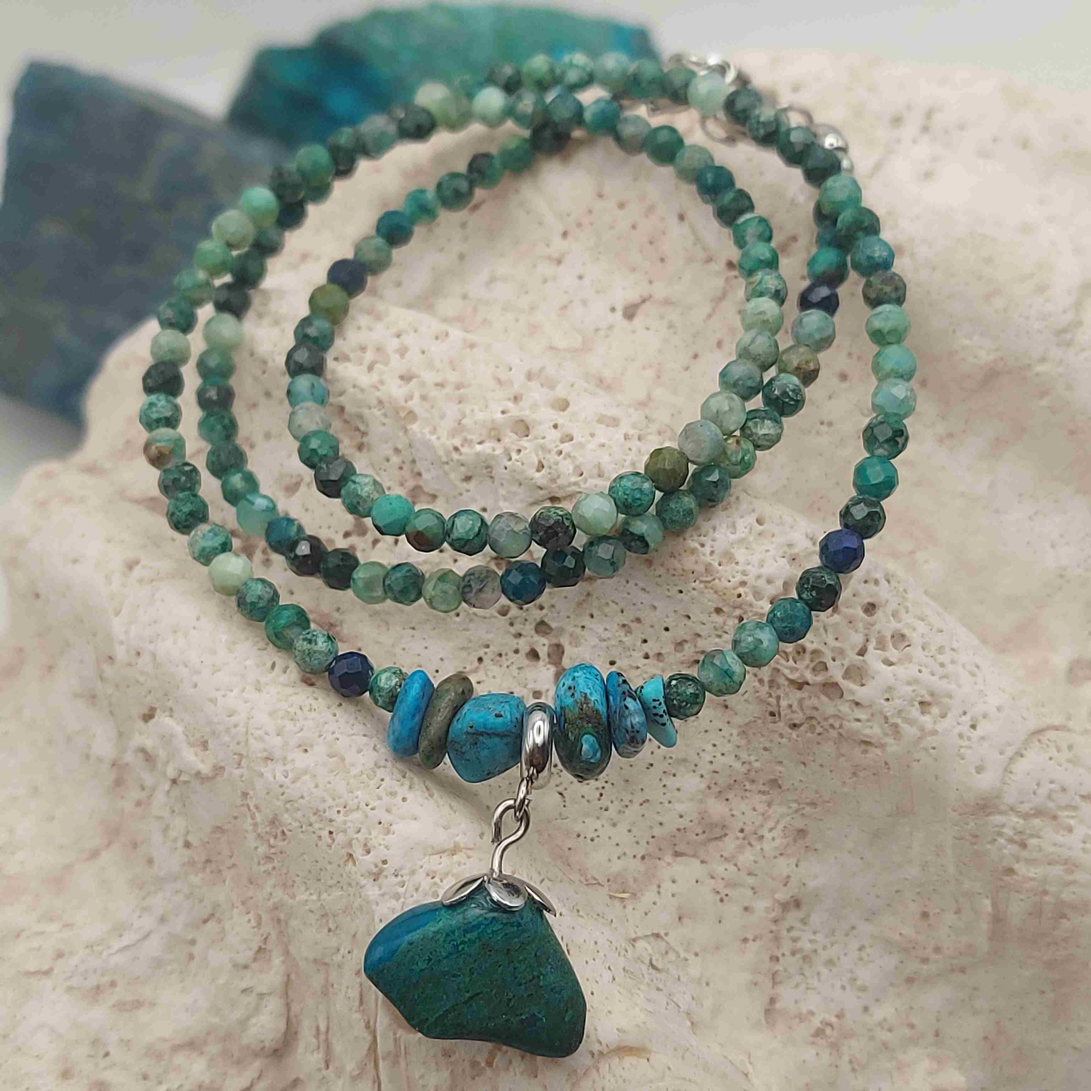 Krizokolla ásvány nyaklánc medállal