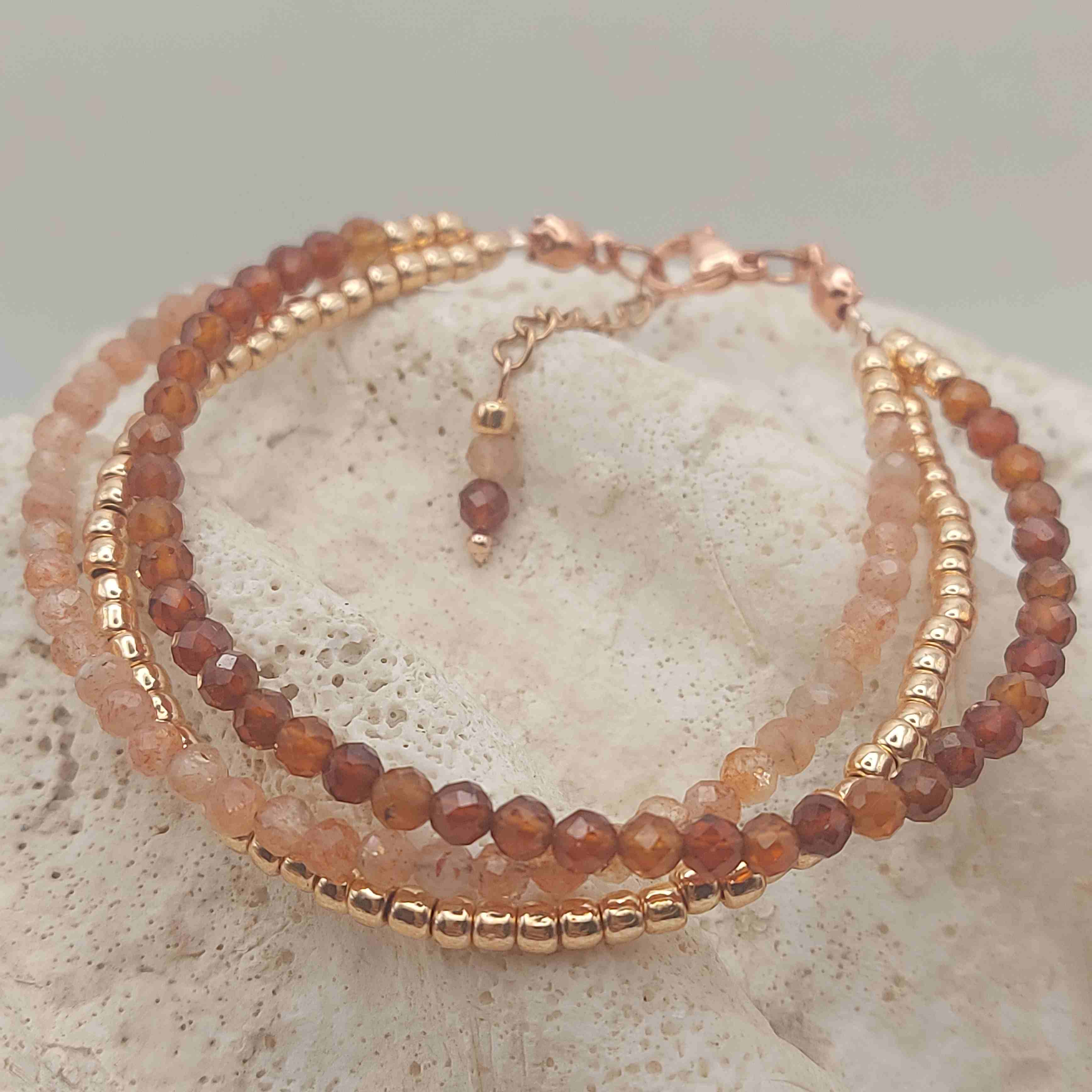 Napkő, hesszonit gránát, kásagyöngy három soros női ásvány karkötő galéria kép