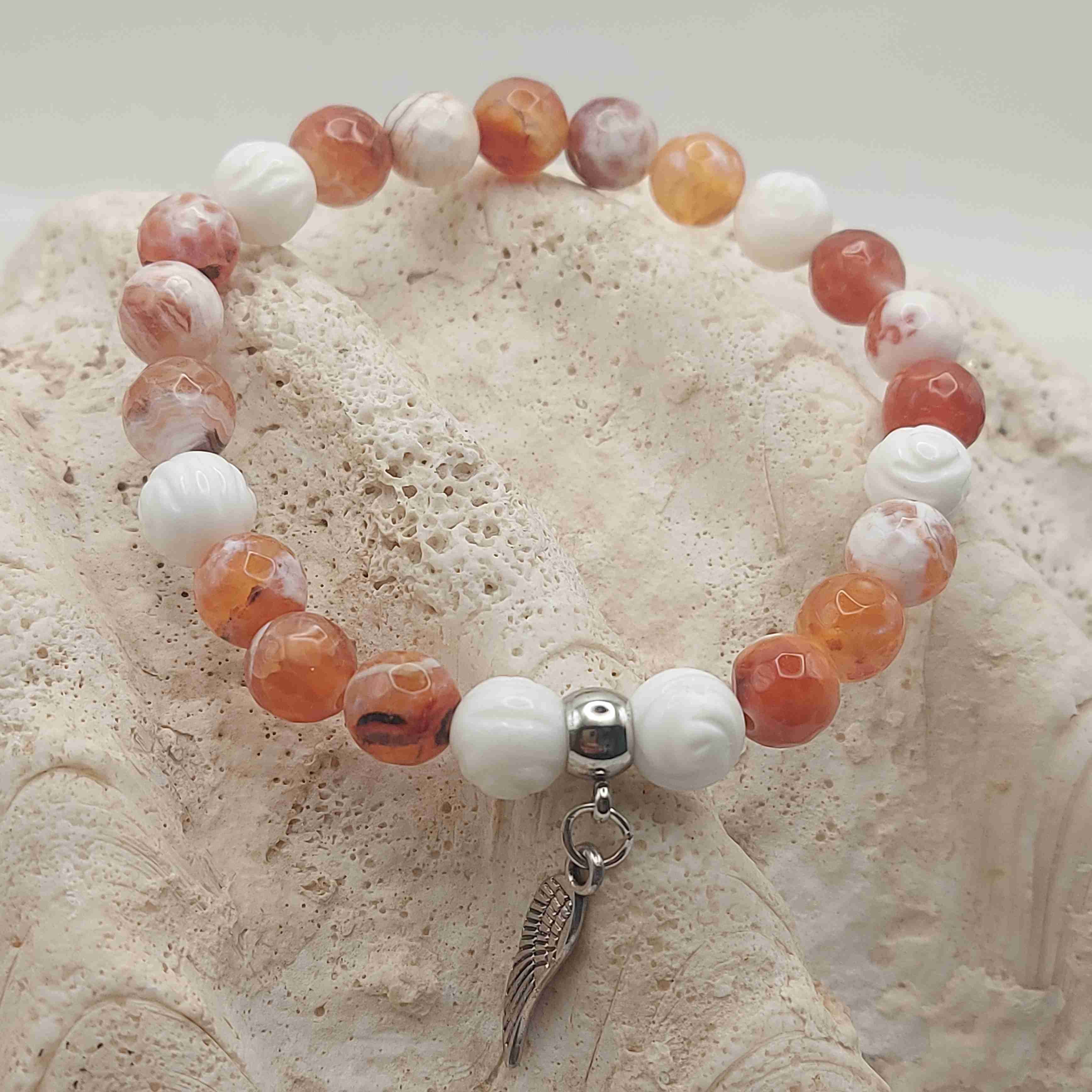 Karneol tűzachát és lótuszvirág faragású kagylógyöngy karkötő