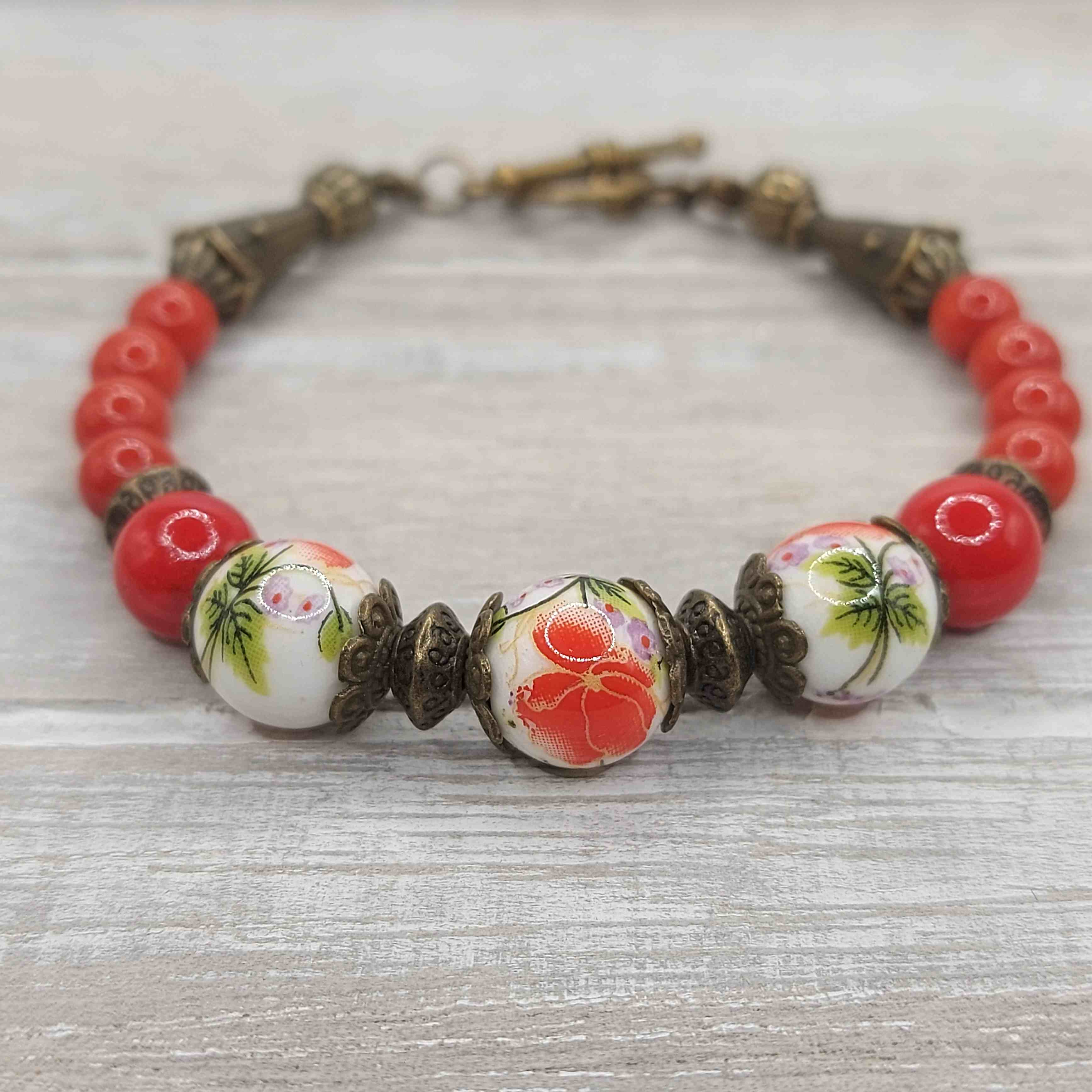 Korall, piros jáde és virágos porcelán gyöngy karkötő cover image